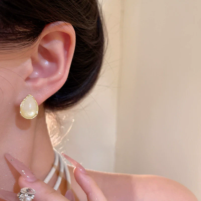Women's Alloy Electroplated Cat's Eye Stone Drop Shape Earrings Light Luxury Minimalist Style - Image 3