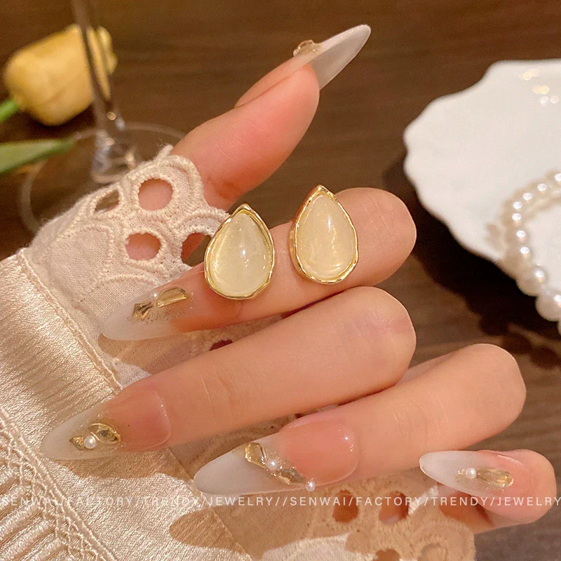 Women's Alloy Electroplated Cat's Eye Stone Drop Shape Earrings Light Luxury Minimalist Style - Image 5