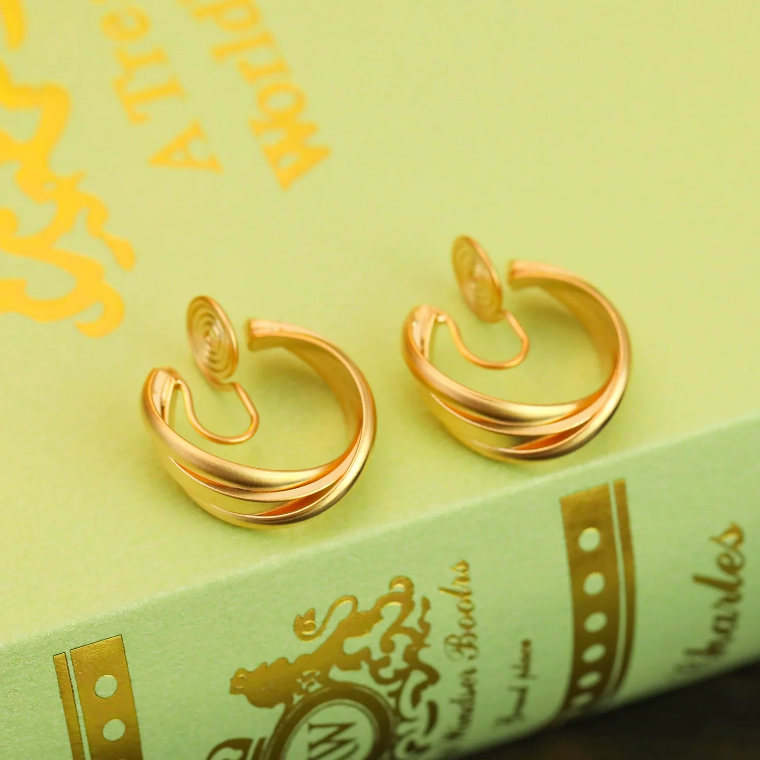 Women's Alloy Geometric Simple Matte 14K Gold Plated Round Twisted Ear Clip Earrings - Image 4