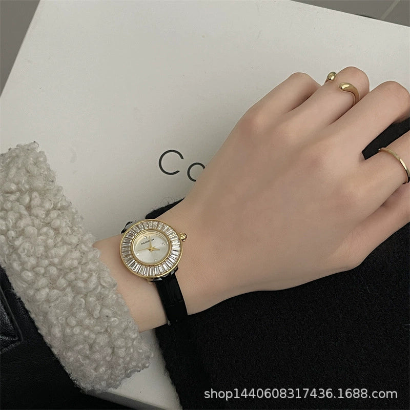 Women's Alloy Quartz Belt Watch Artistic Classic Retro Style Round Shape