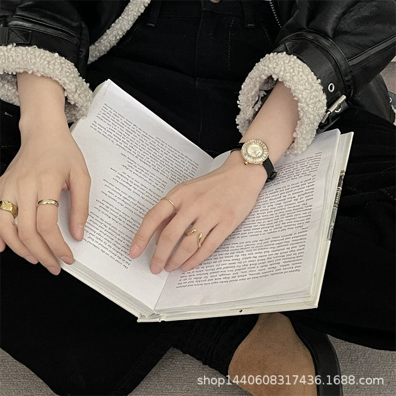 Women's Alloy Quartz Belt Watch Artistic Classic Retro Style Round Shape - Image 5