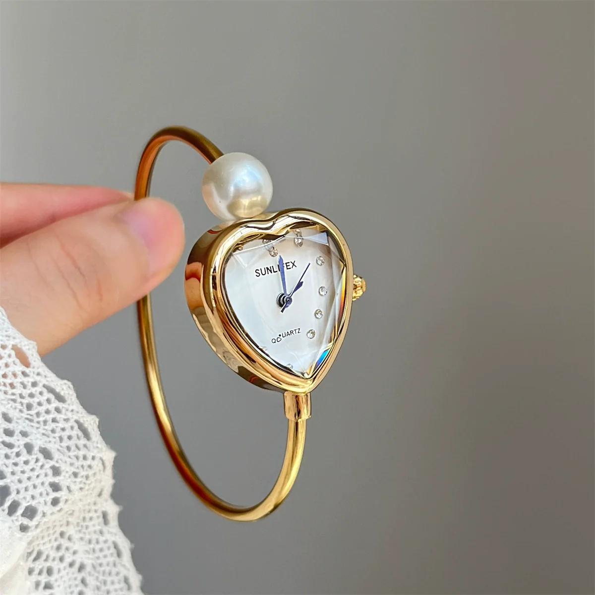 Women's Alloy Round Dial Pearl Watch With Peach Heart Design