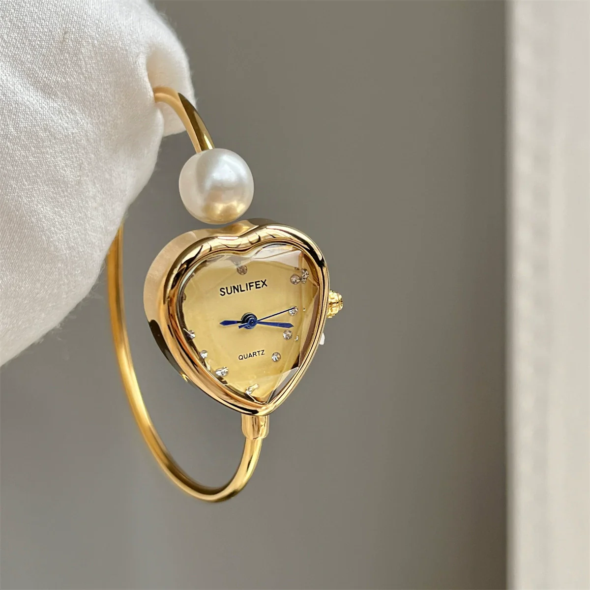 Women's Alloy Round Dial Pearl Watch With Peach Heart Design - Image 2