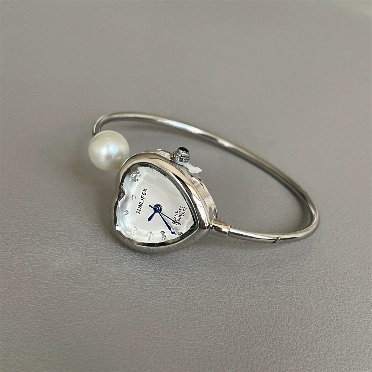 Women's Alloy Round Dial Pearl Watch With Peach Heart Design - Image 4