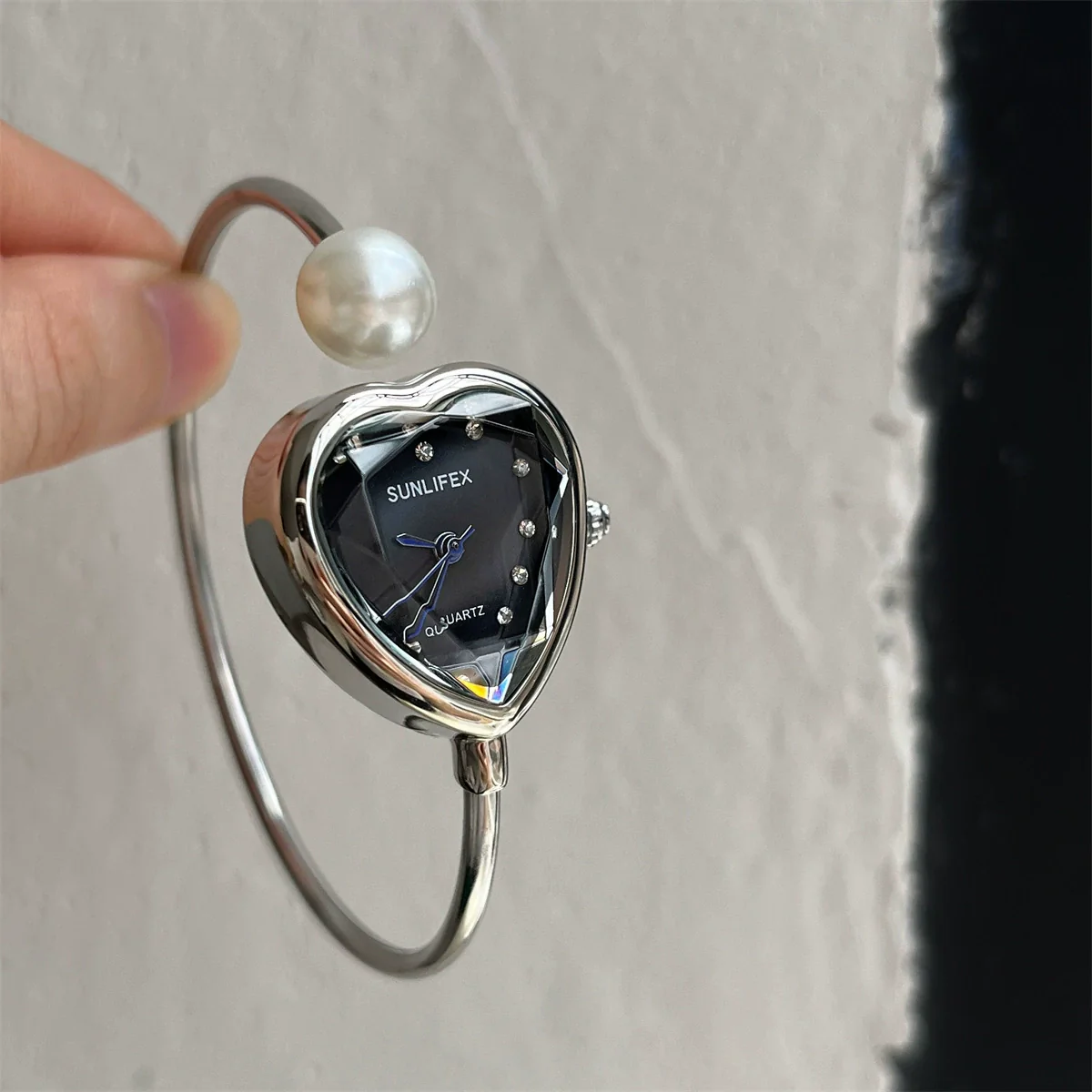 Women's Alloy Round Dial Pearl Watch With Peach Heart Design - Image 5
