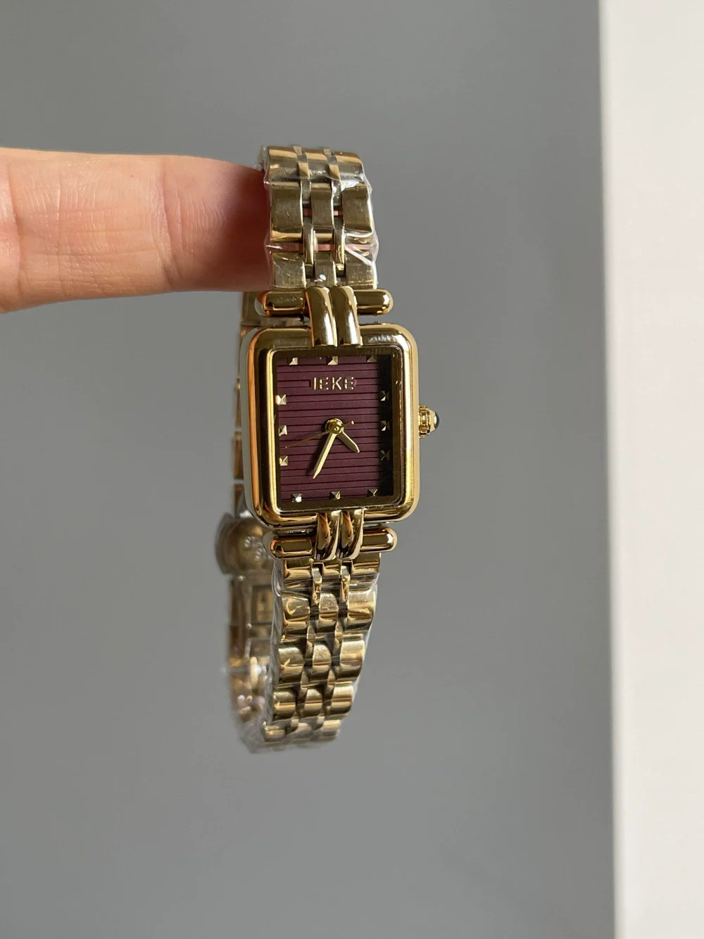 Women's Alloy Small Gold Medieval Style Watch - Image 8