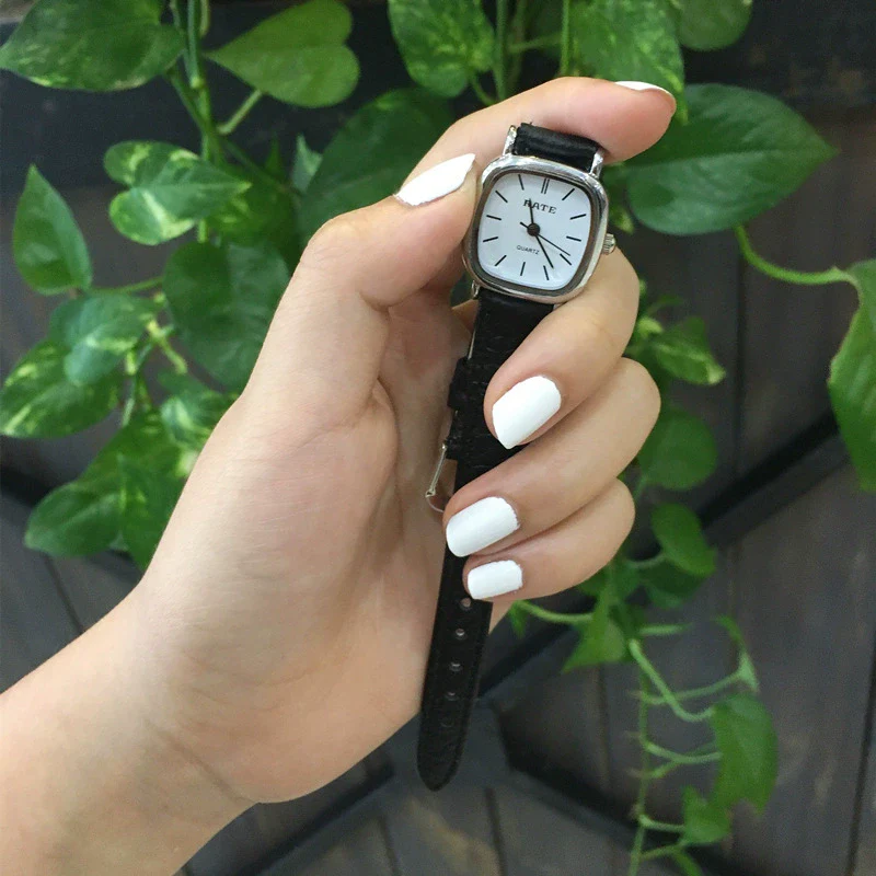 Women's Antique Style Alloy Case Genuine Leather Strap Round Dial Quartz Watch - Image 5
