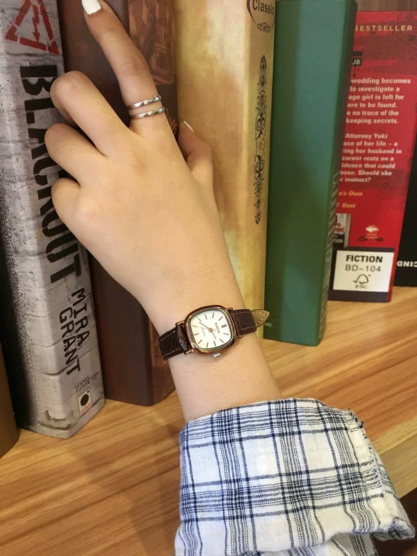 Women's Antique Style Alloy Case Genuine Leather Strap Round Dial Quartz Watch - Image 6