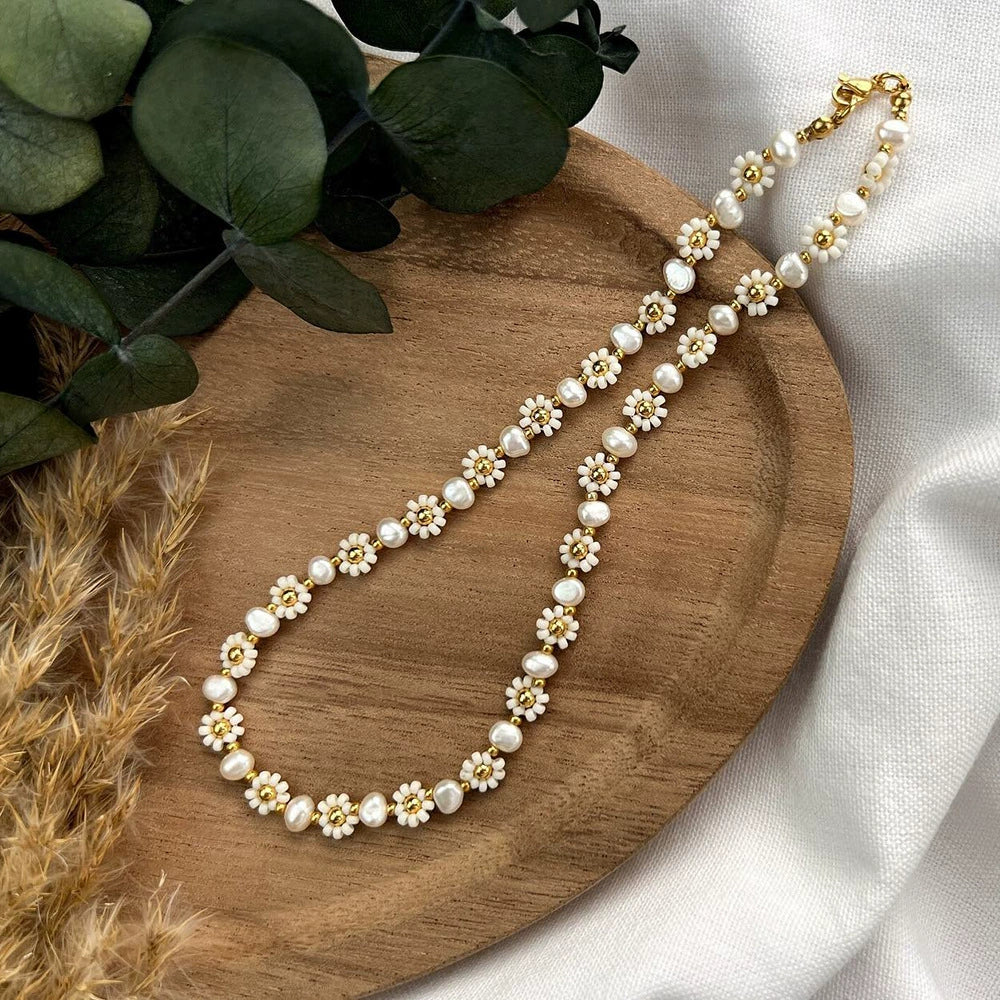 Women's Baroque Natural Pearl And Organic Glass Daisy Flower Handwoven Clavicle Chain With Geometric Styling
