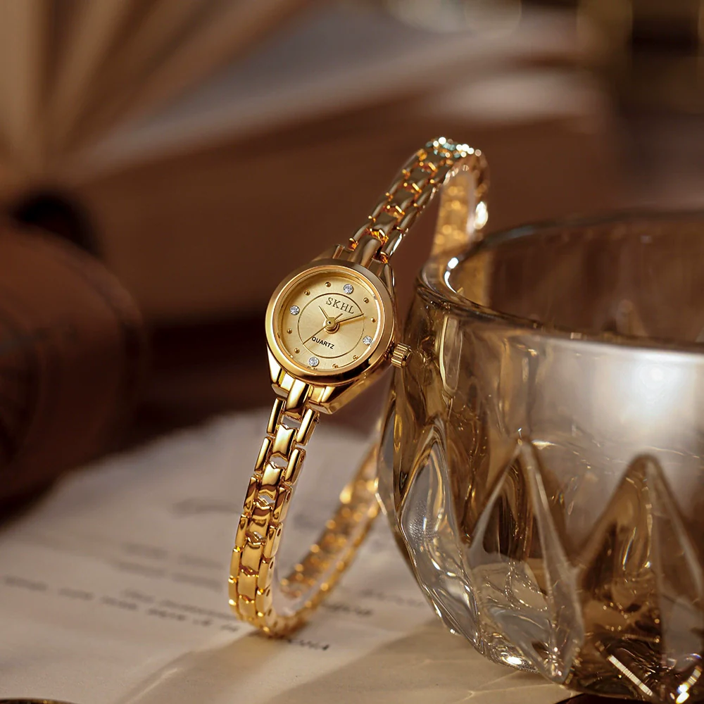 Women's Casual Mini Round Alloy Case And Strap Quartz Watch With Printed Logo