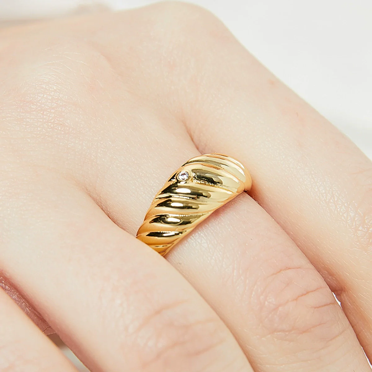 Women's Copper Croissant Ring With Cattle Pattern And Electroplating - Image 3