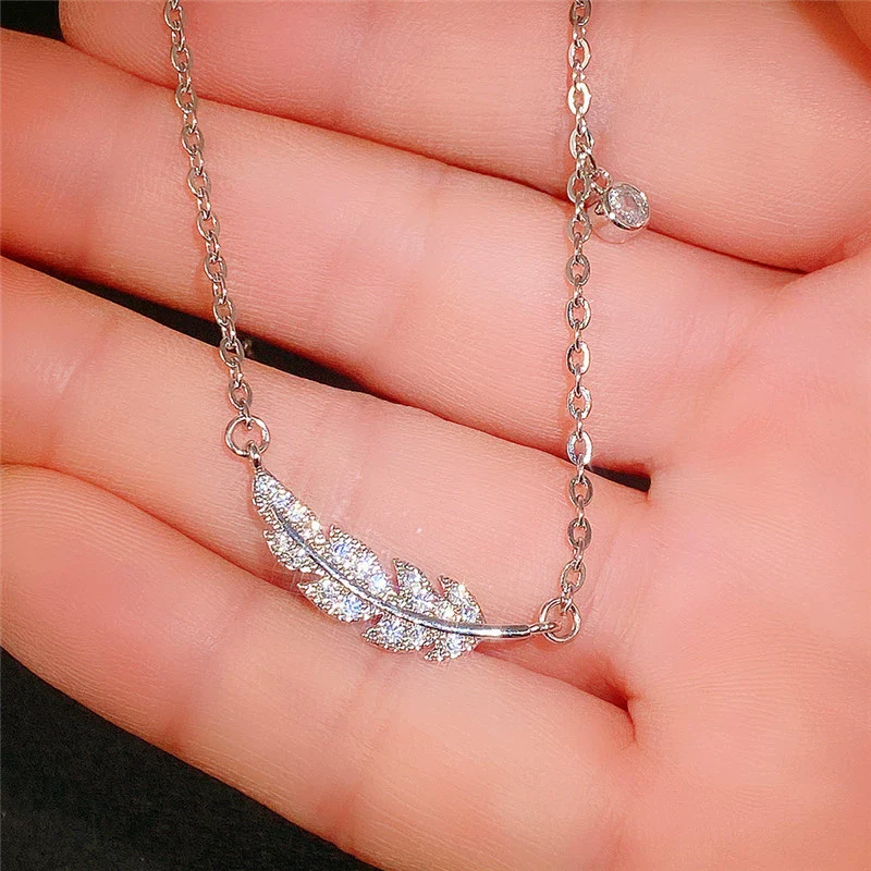 Women's Copper Leaf Necklace With Inlaid Zircon Pendant And Ochain Geometric Pattern Light Luxury Style - Image 4