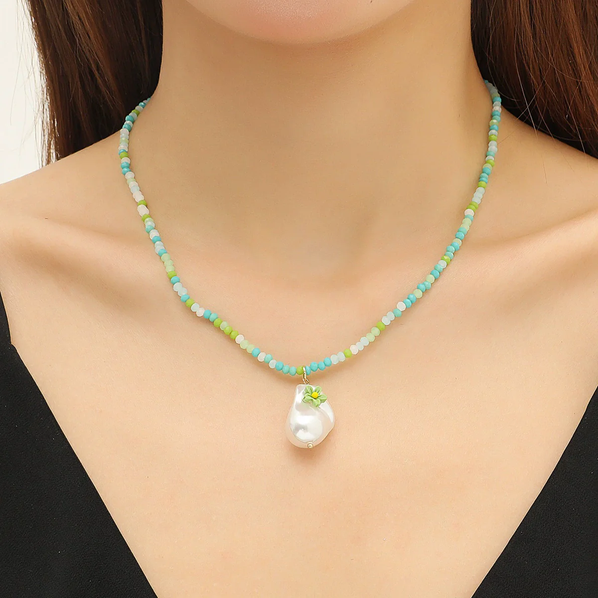 Women's Crystal Beaded Handmade Shell Necklace With Flower Pattern - Image 3