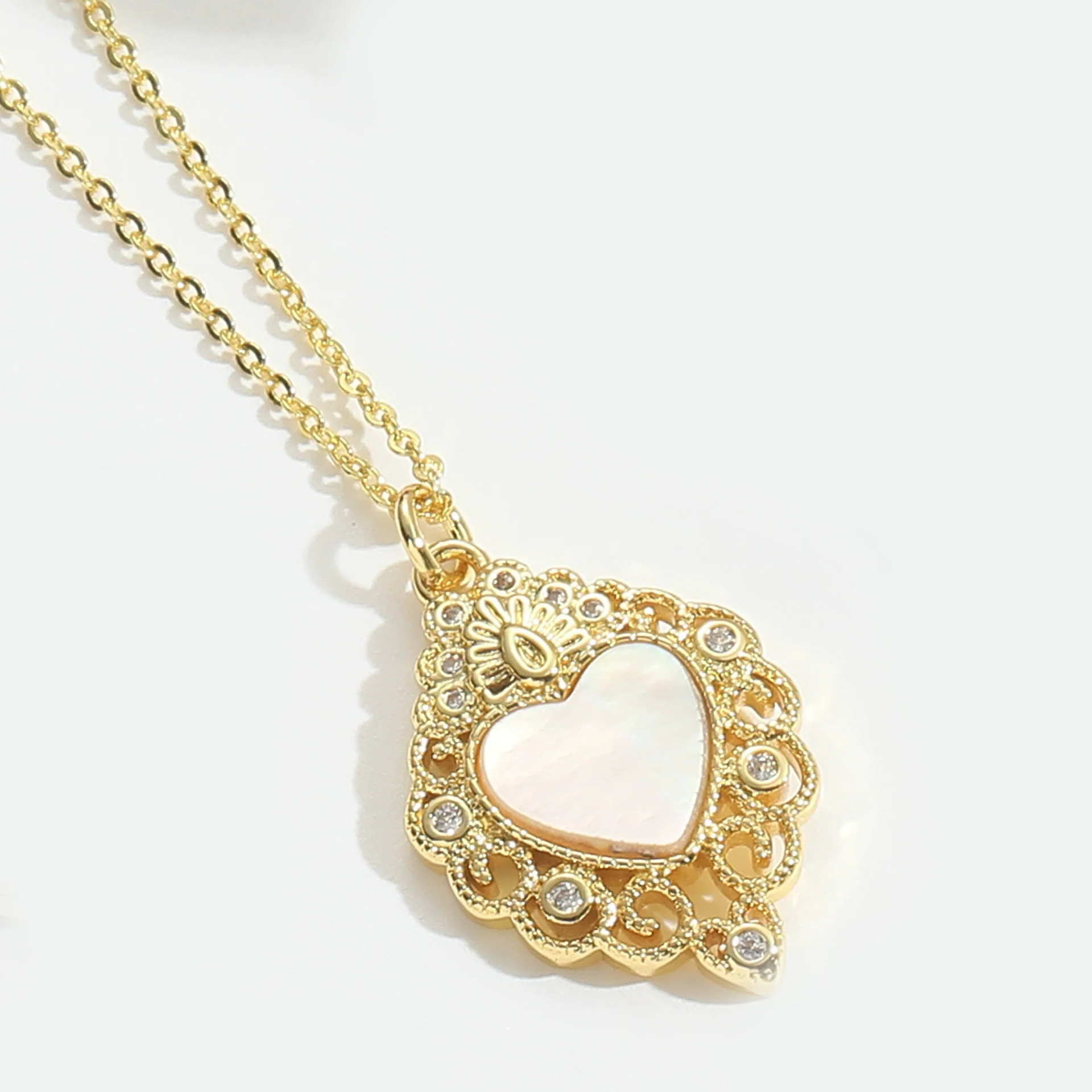 Women's Fashion Niche Heartshaped Motherofpearl Pendant Necklace Copper Electroplating Mixed Gemstone Setting O Word Chain - Image 8