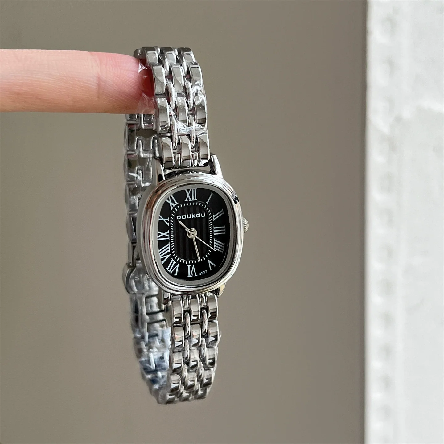 Women's Fashion Roman Scale Compact Oval Metal Band Watch - Image 6