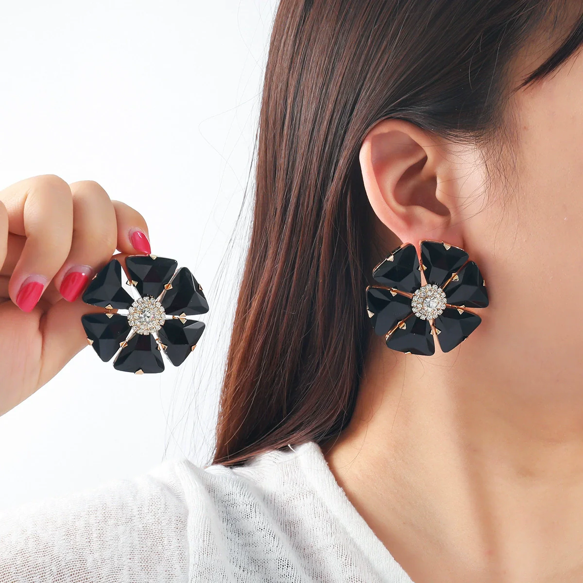 Women's Floral Artificial Crystal Earrings Set With Diamonds - Image 3