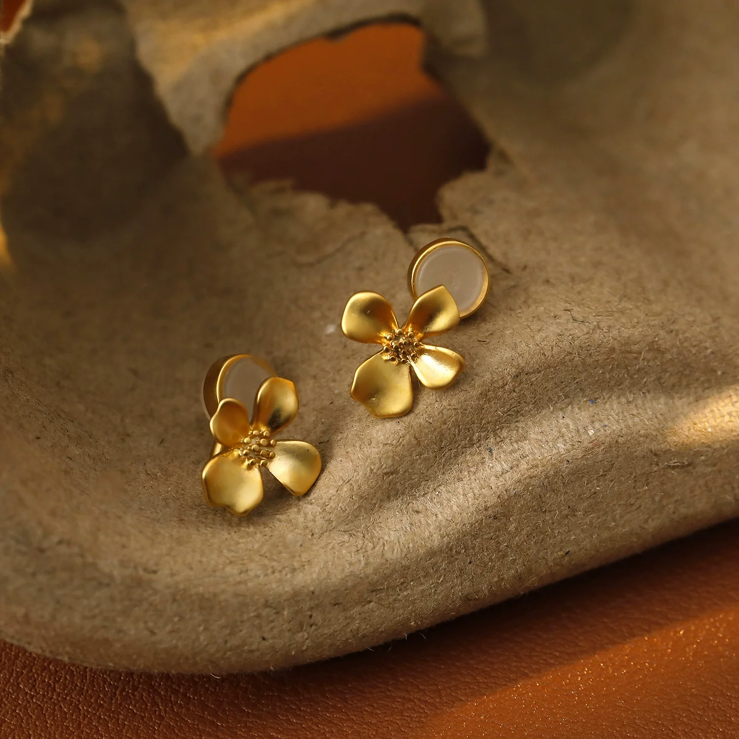 Women's Golden Flower Geometric Drop Shape Copper Electroplated Silicone Clip Earrings - Image 3
