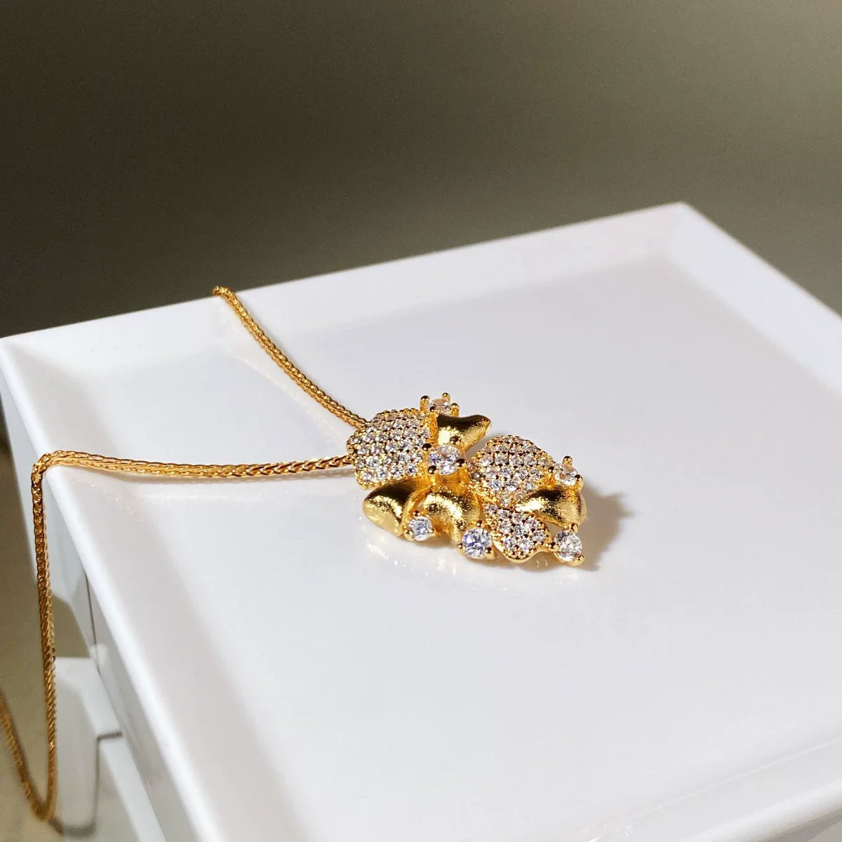 Women's Handmade S925 Sterling Silver Geometric Flower Necklace With Electroplating And Diamonds Zircon High Carbon Diamond On O Word Chain - Image 3