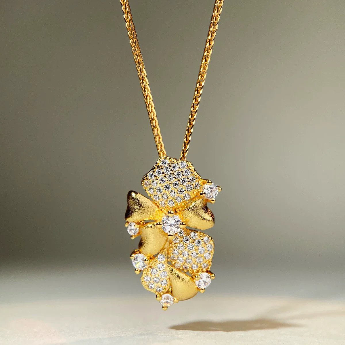 Women's Handmade S925 Sterling Silver Geometric Flower Necklace With Electroplating And Diamonds Zircon High Carbon Diamond On O Word Chain - Image 5