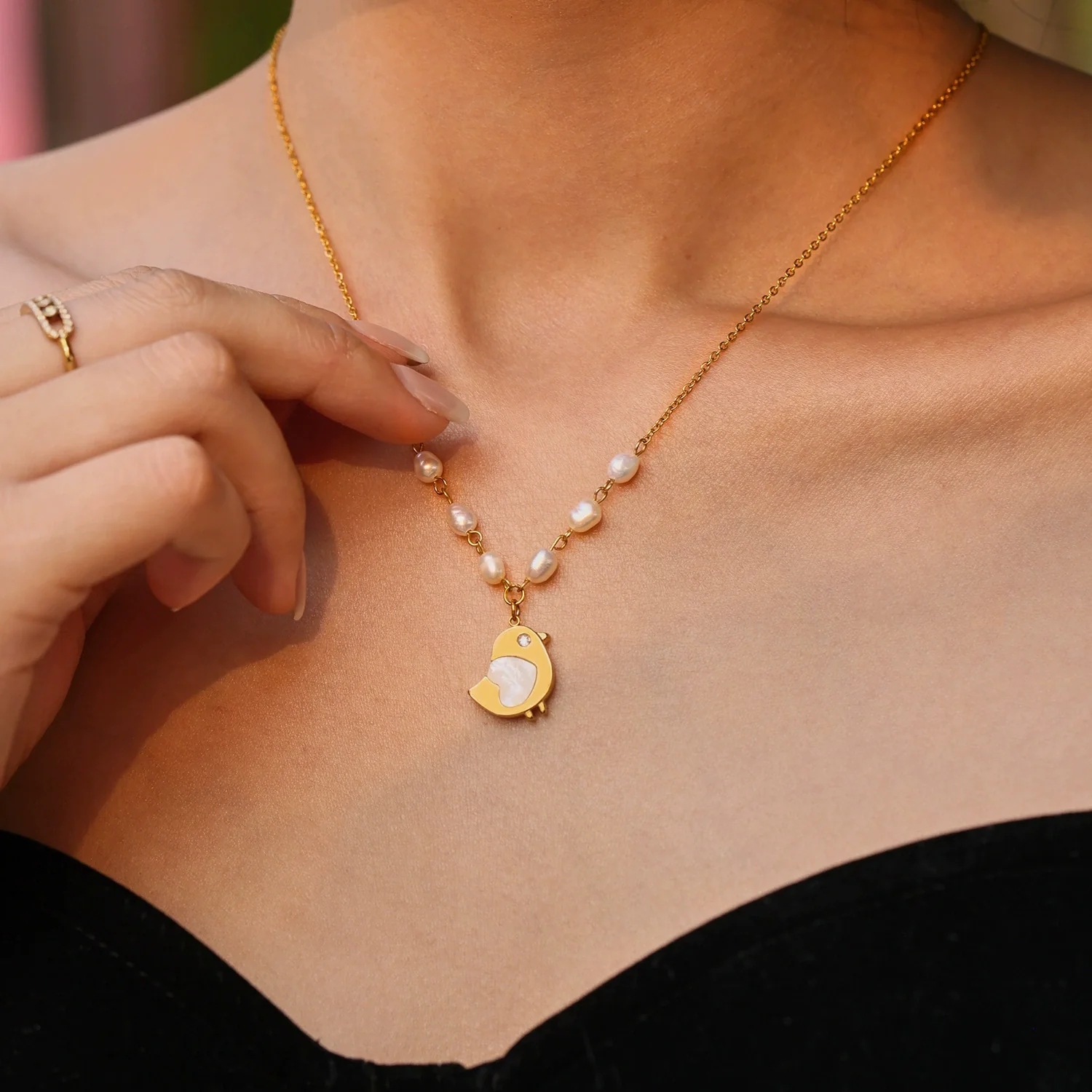 Women's Light Luxury Geometric Stainless Steel Shell Freshwater Cultured Pearl Necklace With Titanium Steel Pendant And Electroplating - Image 4