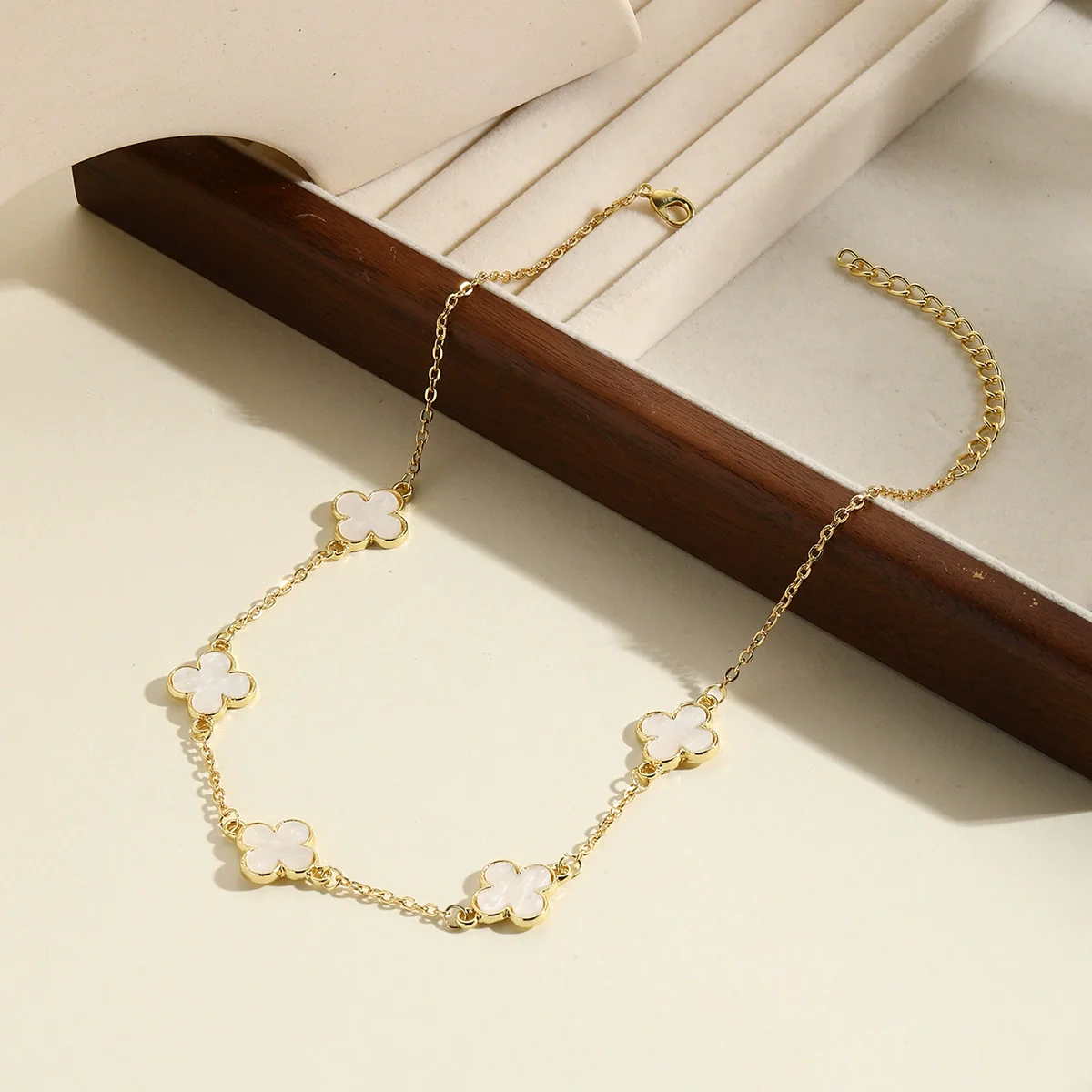 Women's Light Luxury Niche Highend Sense Fourleaf Clover Zinc Alloy Clavicle Chain Ochain Necklace With Geometric Pattern And Electroplating Treatment - Image 4