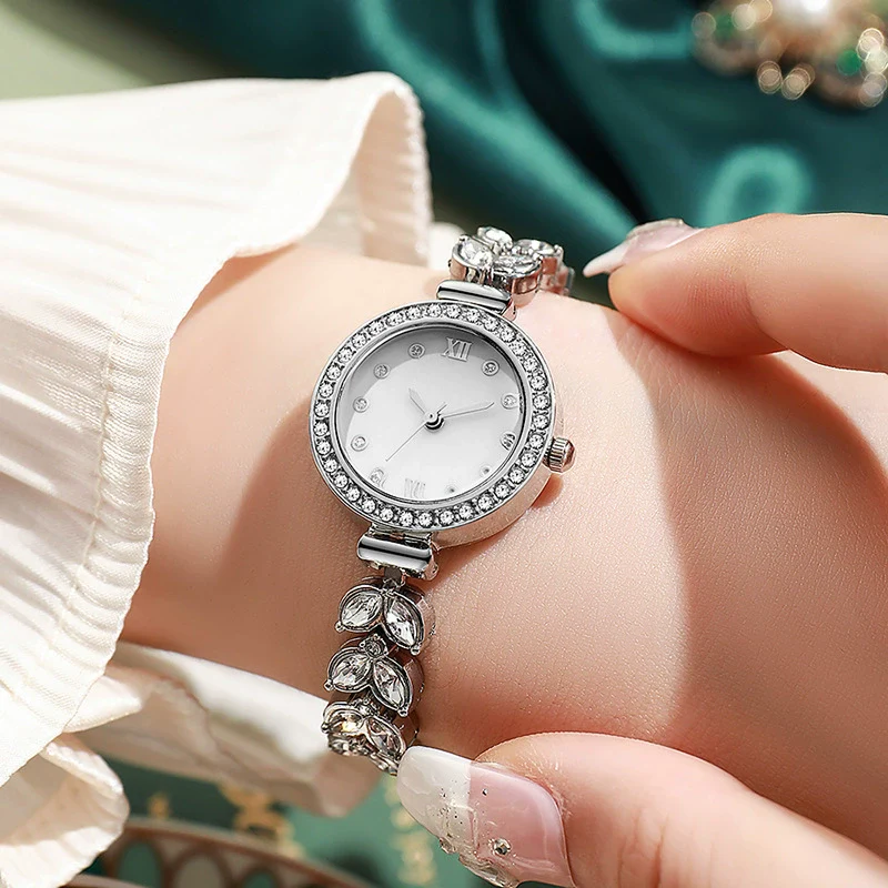 Women's Little Fresh Style Round Dial Zinc Alloy Case Alloy Strap Watch - Image 2