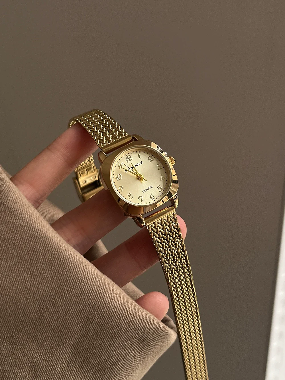 Women's Luxury Alloy And Stainless Steel Round Dial Watch With Mesh Band - Image 6