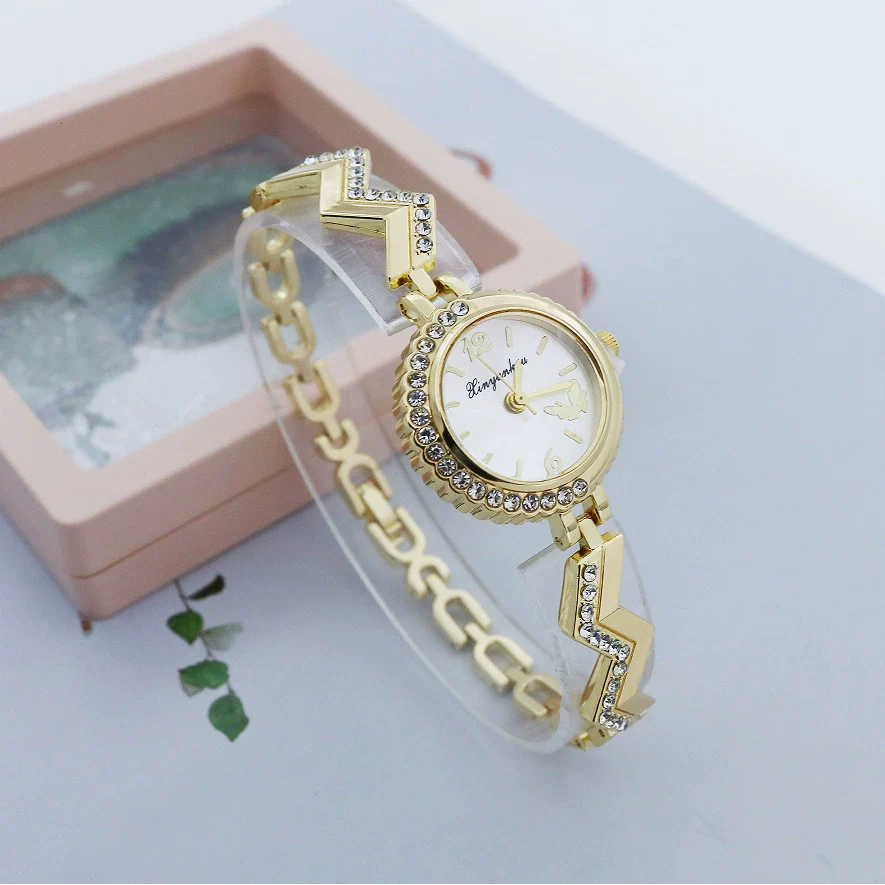 Women's Luxury Alloy Bracelet Watch With Round Dial And Quartz Movement - Image 2