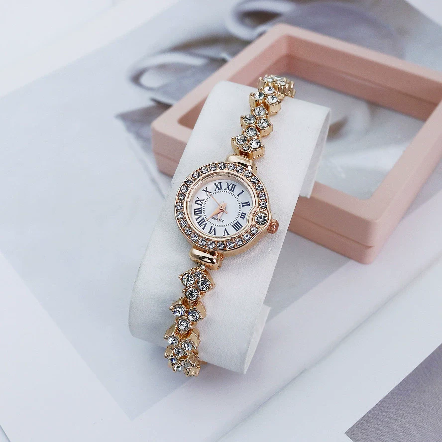 Women's Luxury Round Alloy Bracelet Watch With Rhinestones And Roman Numerals