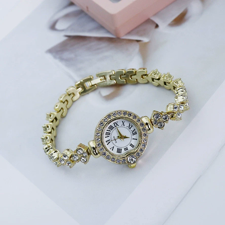 Women's Luxury Round Alloy Bracelet Watch With Rhinestones And Roman Numerals - Image 3