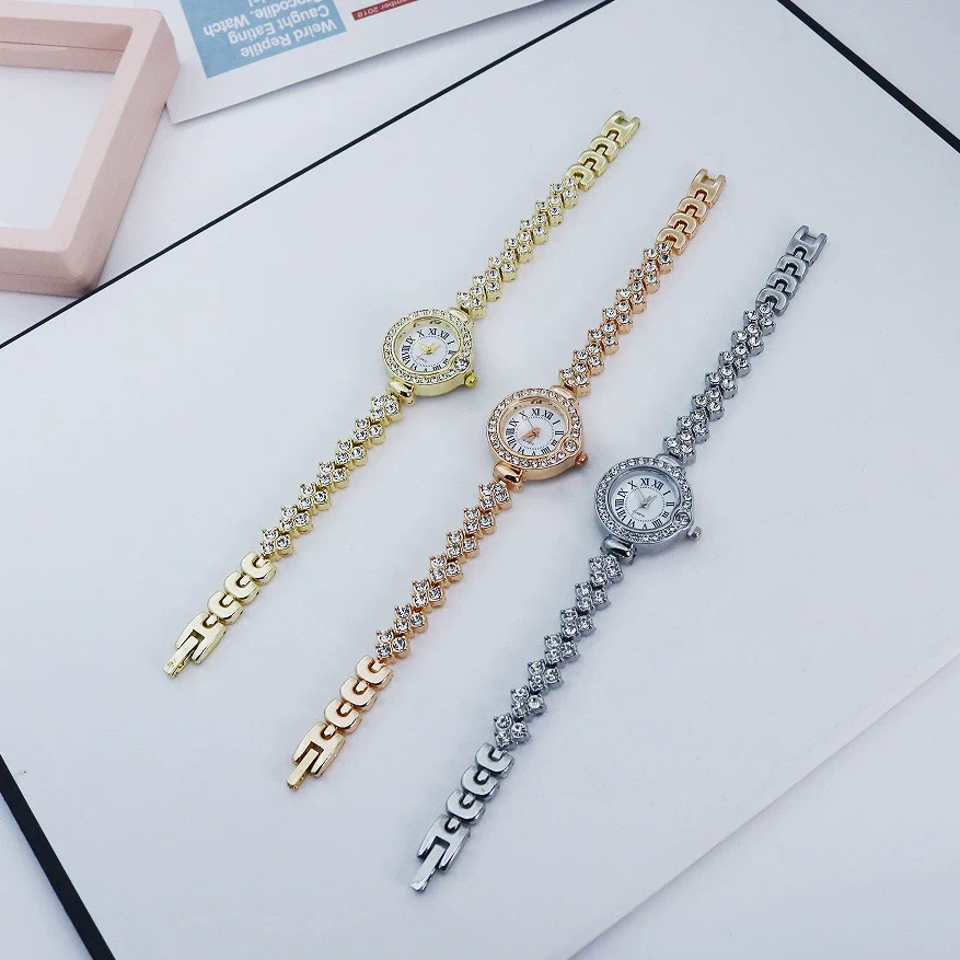Women's Luxury Round Alloy Bracelet Watch With Rhinestones And Roman Numerals - Image 4