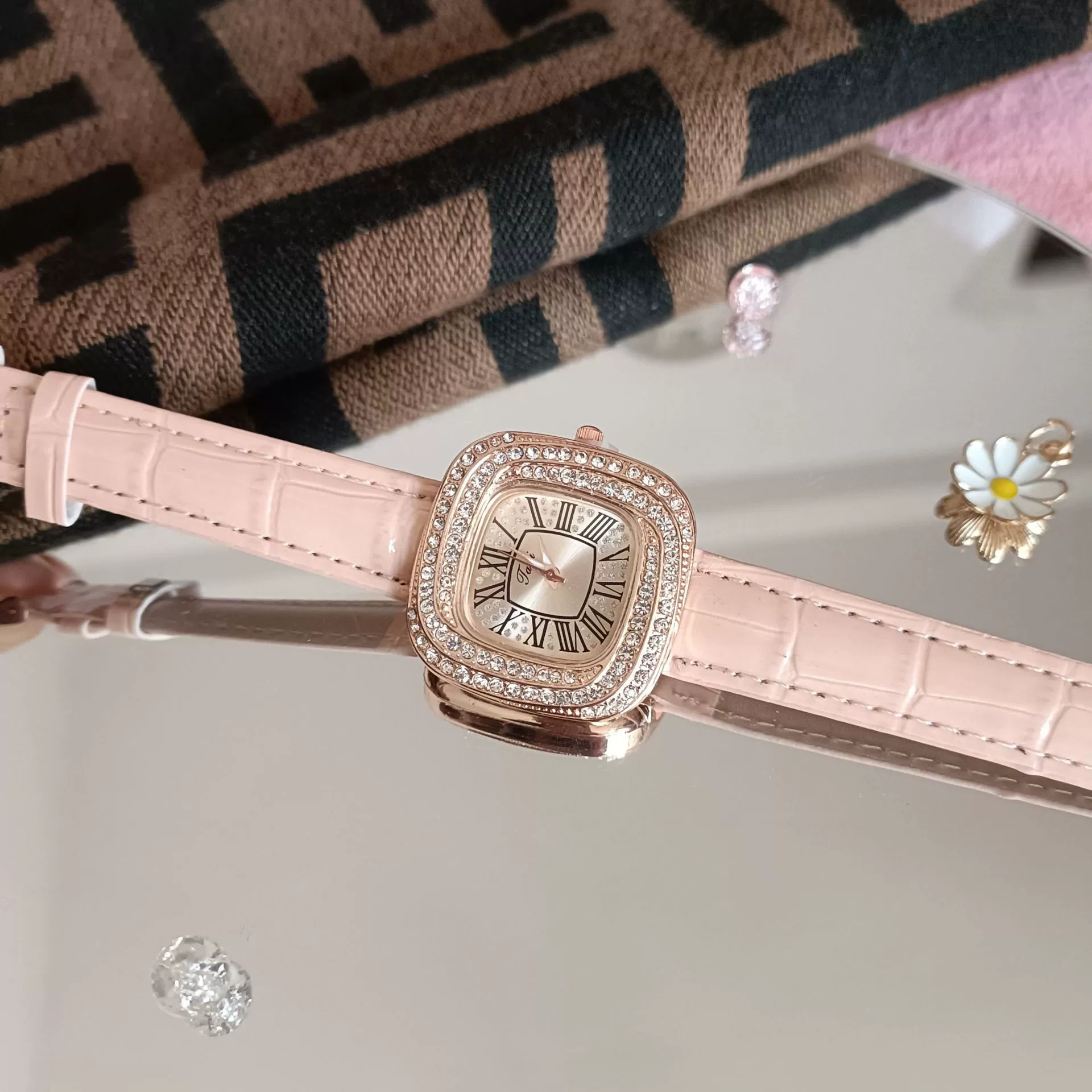 Women's Luxury Square Alloy Case Pu Strap Diamondembedded Watch With Roman Dial - Image 2