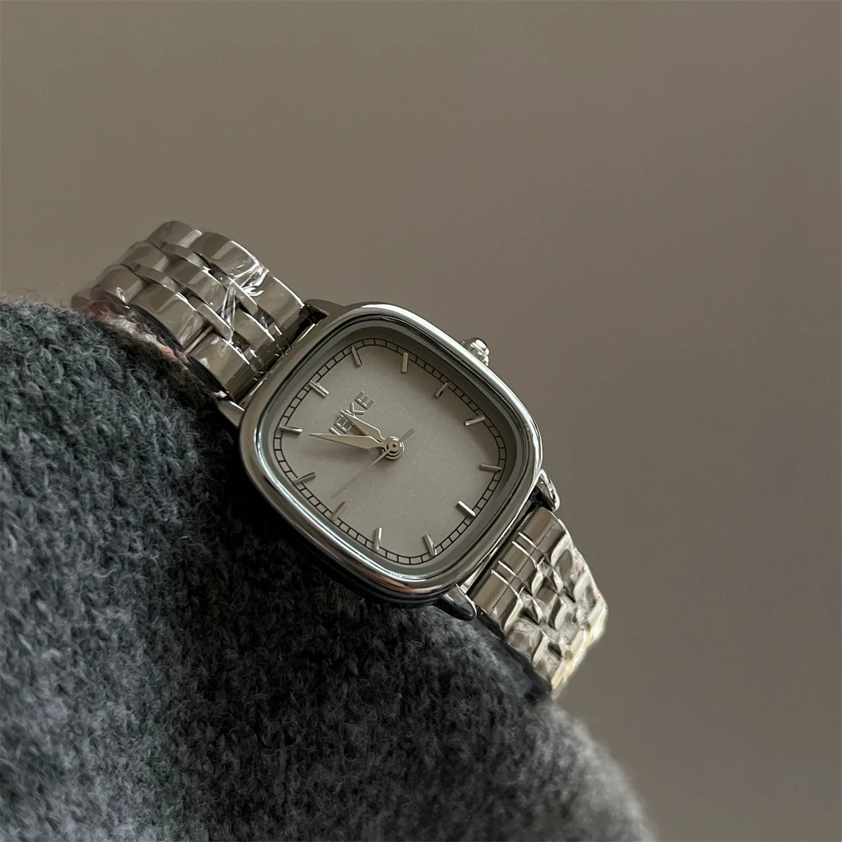 Women's Luxury Steel Band Quartz Watch Gray Silver Simple Elegant Cold Style - Image 10