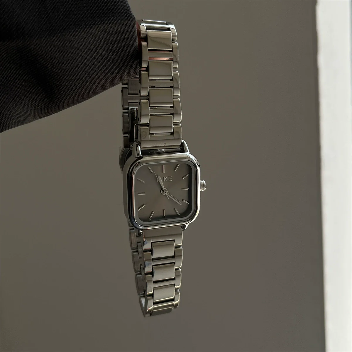 Women's Luxury Steel Band Quartz Watch Gray Silver Simple Elegant Cold Style - Image 4