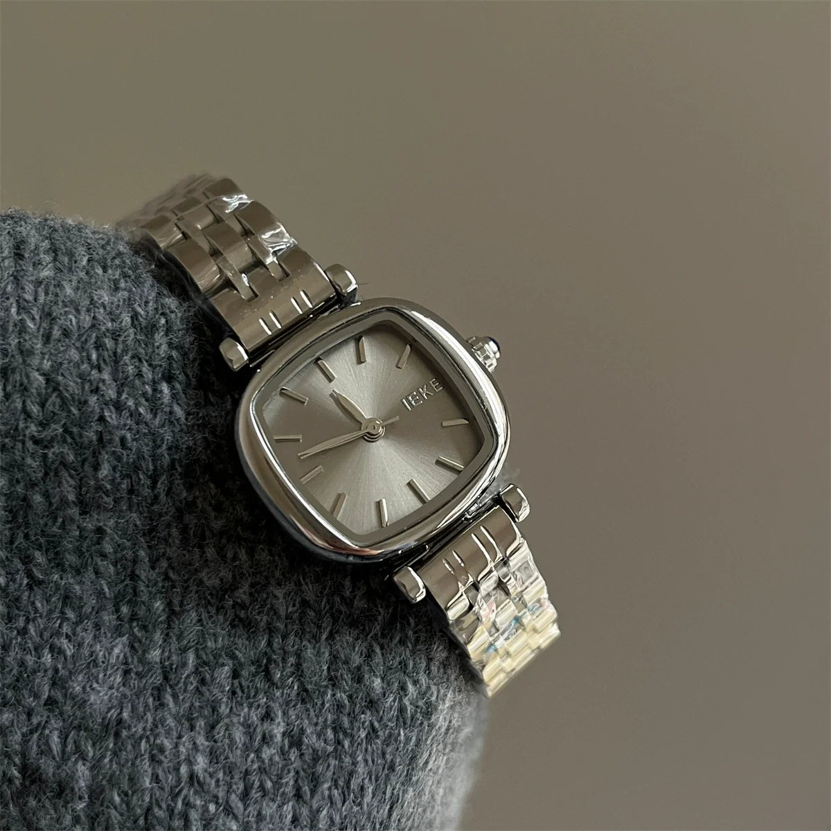 Women's Luxury Steel Band Quartz Watch Gray Silver Simple Elegant Cold Style - Image 6