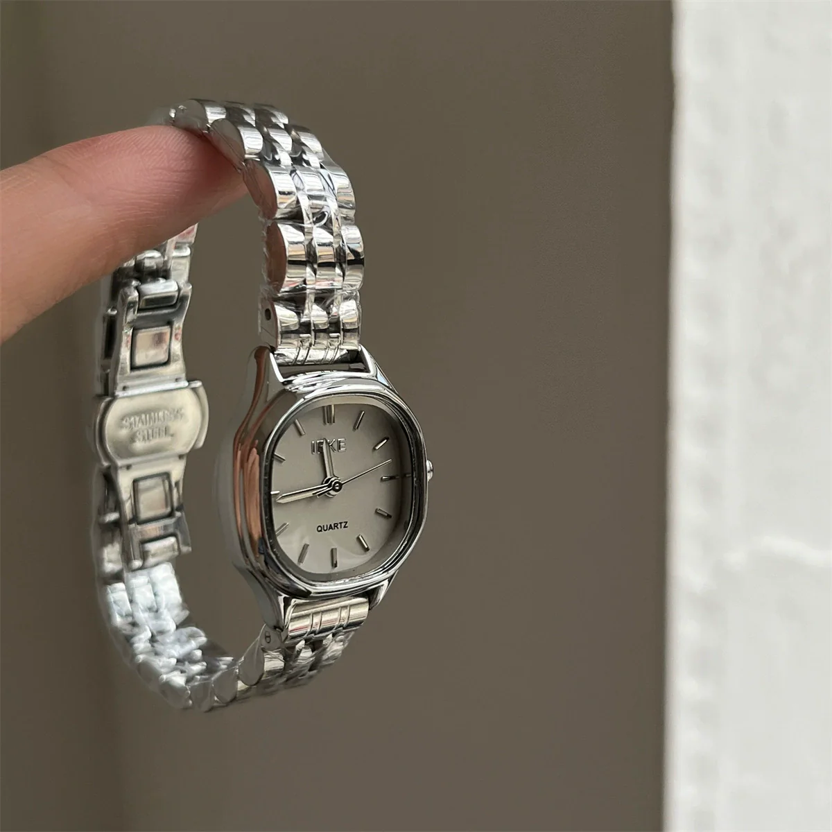 Women's Luxury Steel Band Quartz Watch Gray Silver Simple Elegant Cold Style - Image 7