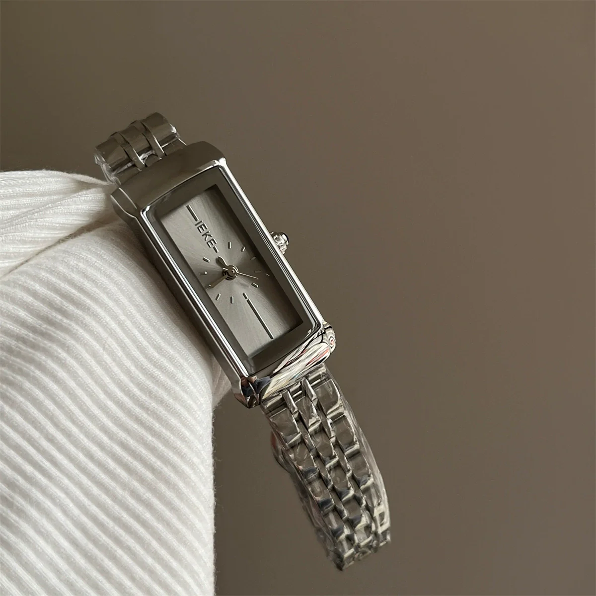 Women's Luxury Steel Band Quartz Watch Gray Silver Simple Elegant Cold Style - Image 8