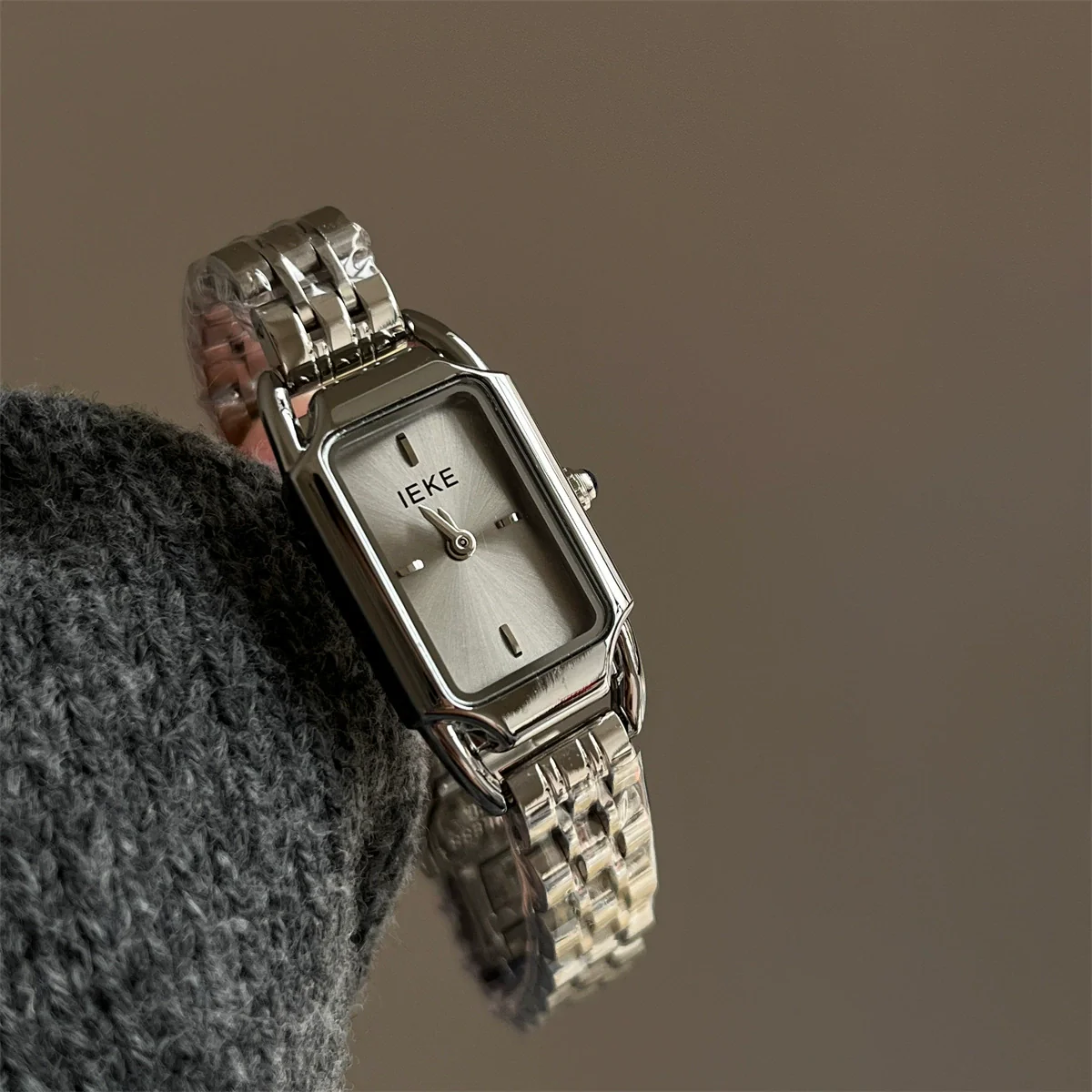 Women's Luxury Steel Band Quartz Watch Gray Silver Simple Elegant Cold Style - Image 9