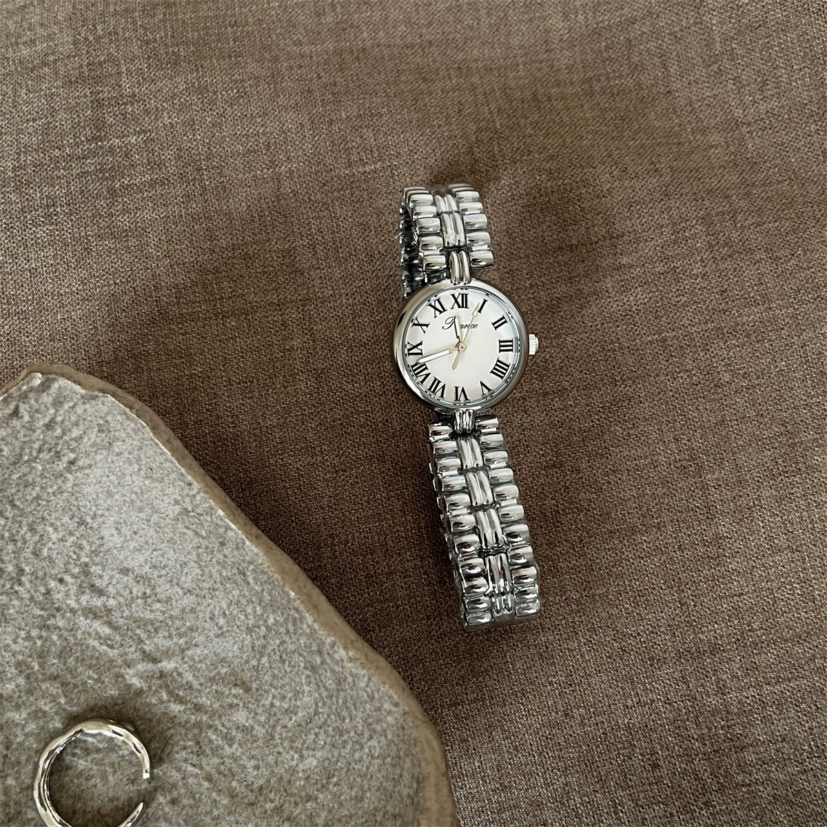 Women's Medieval Style Alloy Disc Wheat Bracelet Quartz Watch - Image 5
