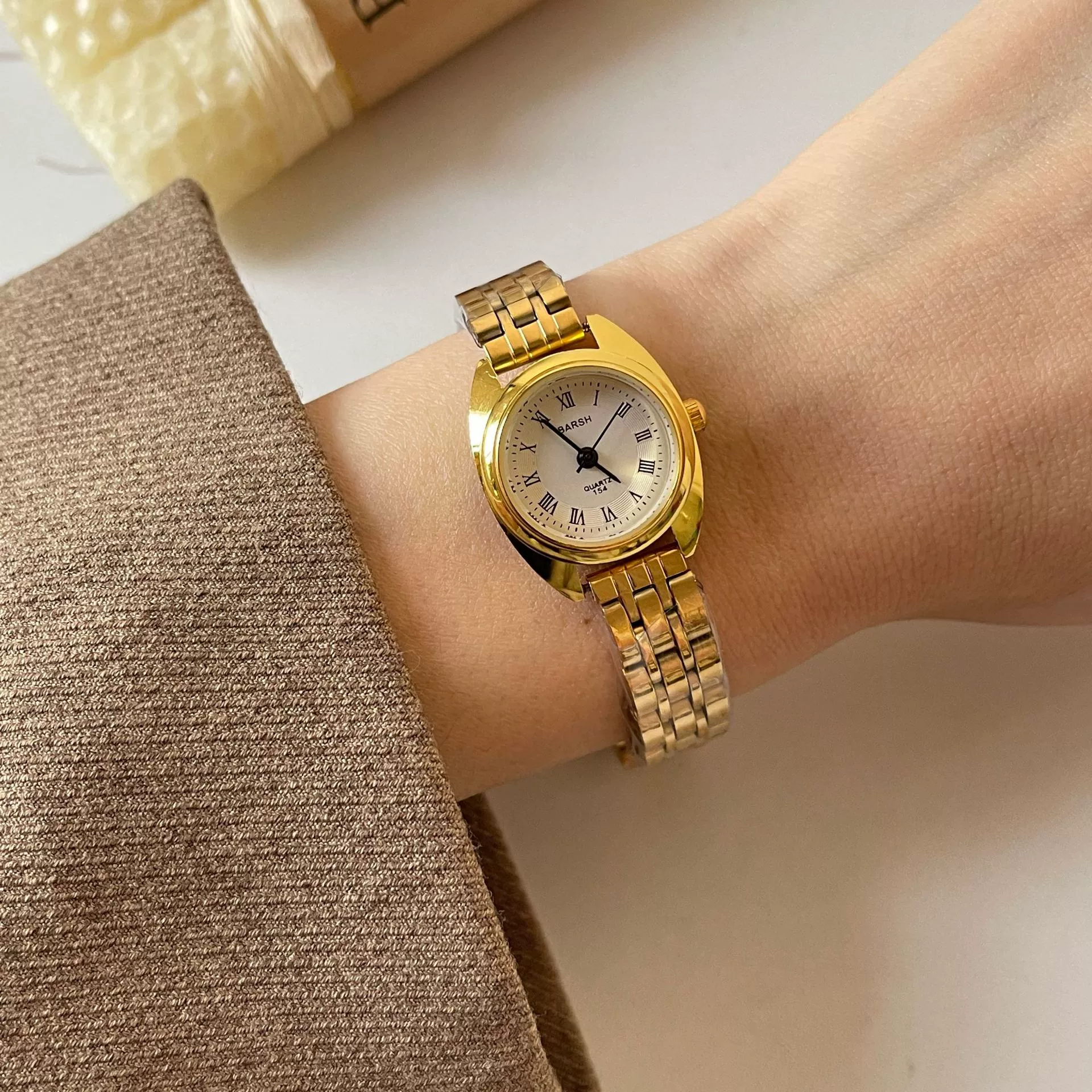 Women's Medieval Style Mini Round Alloy Band Watch - Image 4