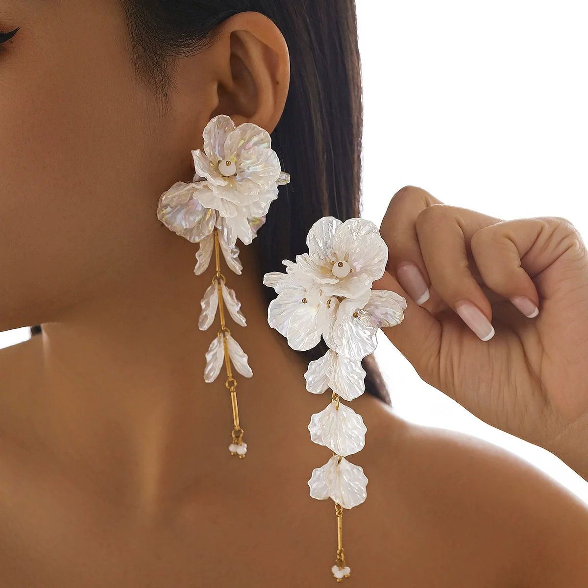 Women's Metal And Plastic Flower Clavicle Necklace And Earrings - Image 3