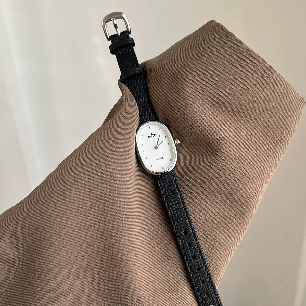 Women's Metal Case Genuine Leather Strap Oval Quartz Watch With Simple Temperament And Light Luxury Design - Image 3