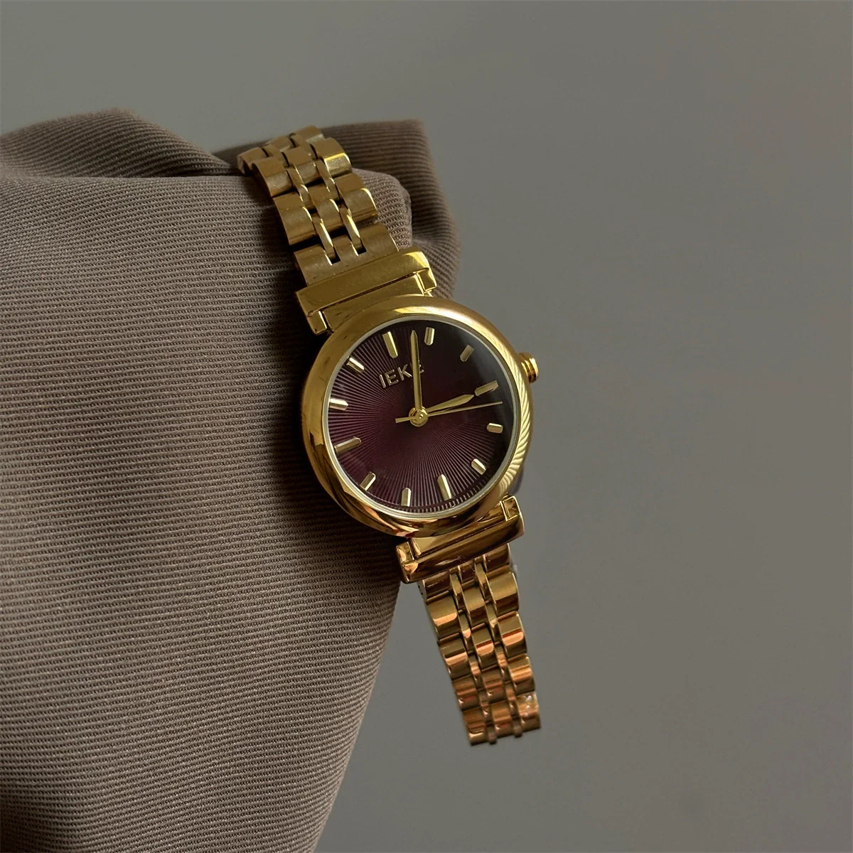 Women's Metal Steel Band Quartz Watch Medieval Style Alloy Case Ordinary Glass Mirror Printed Logo - Image 3