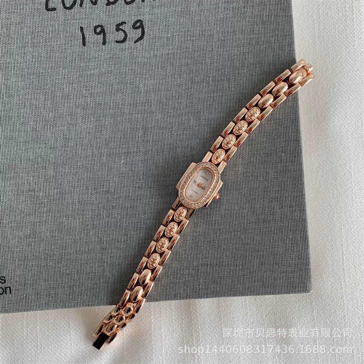 Women's Oval Alloy Bracelet Watch With Diamondencrusted Antique And Fashion Style - Image 8