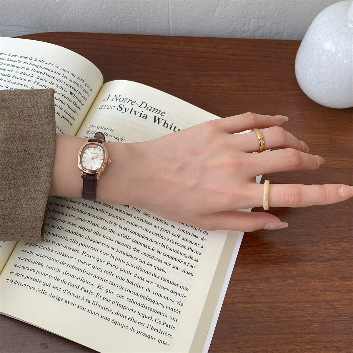 Women's Oval Alloy Case Quartz Watch With Pu Leather Belt And Stainless Steel Horseshoe Buckle Printed Logo Onion Crown Mineral Reinforced Glass Mirror