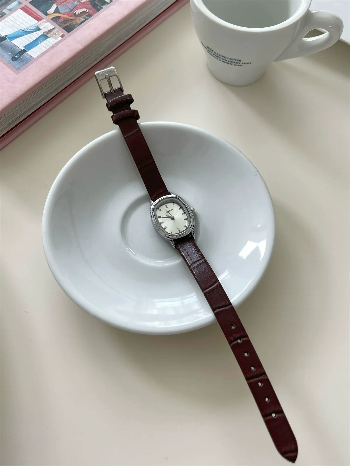 Women's Oval Alloy Case Quartz Watch With Pu Leather Belt And Stainless Steel Horseshoe Buckle Printed Logo Onion Crown Mineral Reinforced Glass Mirror - Image 8