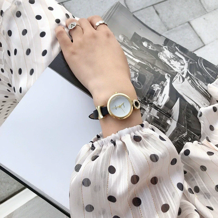 Women's Retro Digital Quartz Watch With Imitation Leather Strap And Alloy Case In Round Dial Shape - Image 7