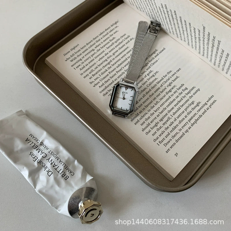 Women's Retro Elegant Quartz Watch Alloy Case Ordinary Glass Mirror Rectangular Style - Image 3