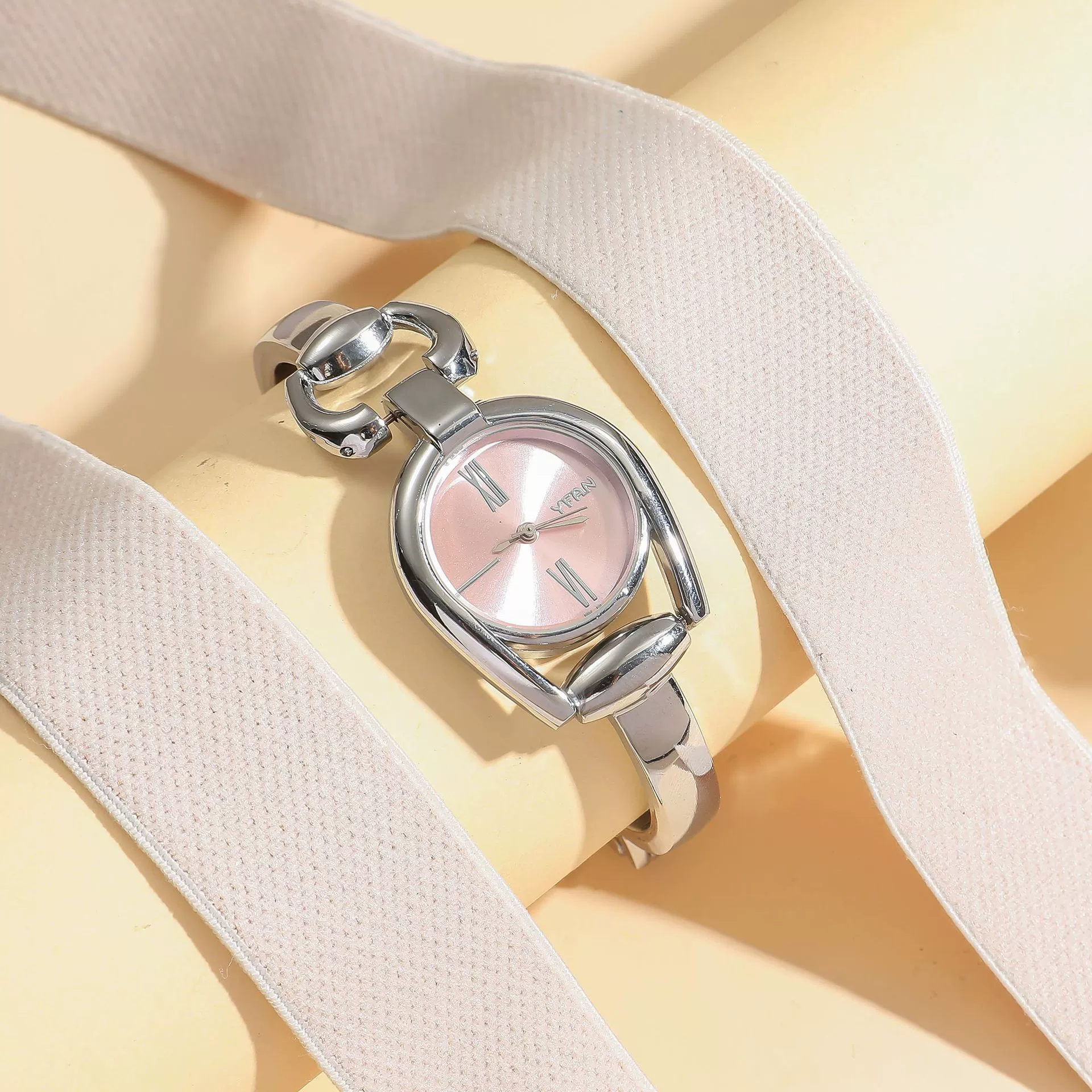 Women's Retro Leisure Alloy Case Stainless Steel Band Round Dial Quartz Watch With Roman Scale And Aurora Hollow Design
