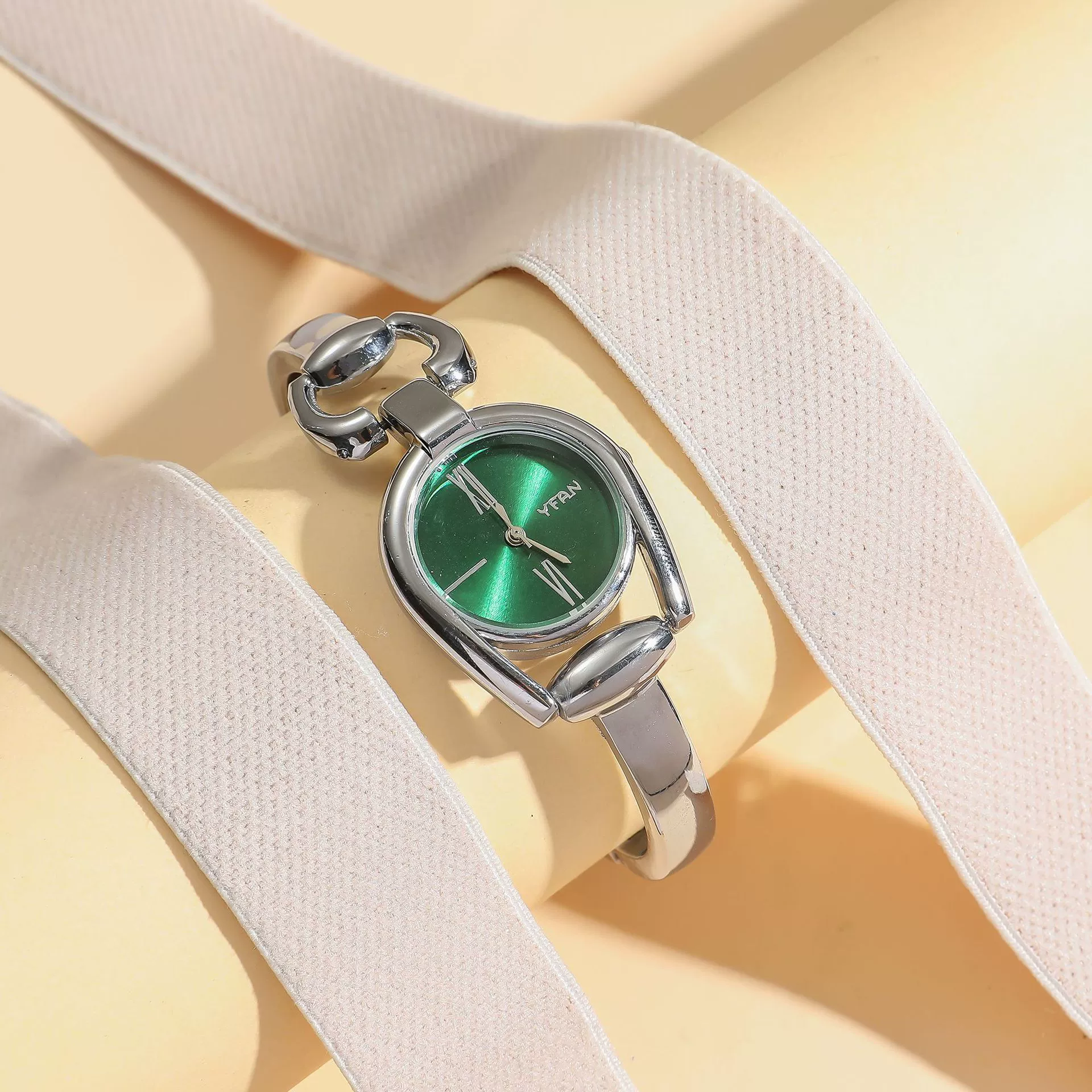 Women's Retro Leisure Alloy Case Stainless Steel Band Round Dial Quartz Watch With Roman Scale And Aurora Hollow Design - Image 7
